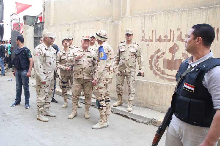 مدير سلاح الإشارة يتفقد سير العملية الانتخابية بمدينة نصر (2)
