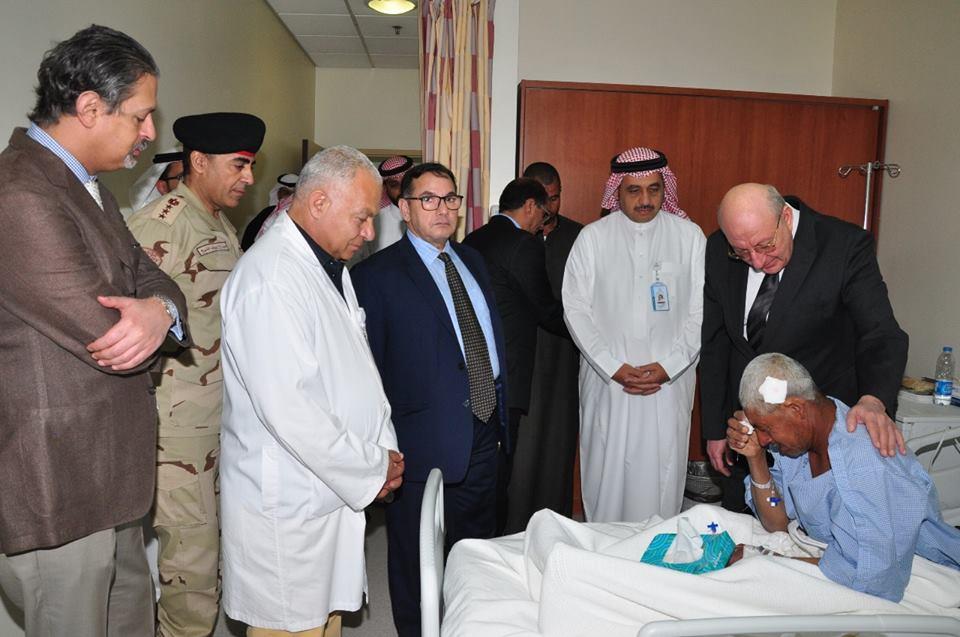 سفير مصر بالسعودية يزور المصابين (2)