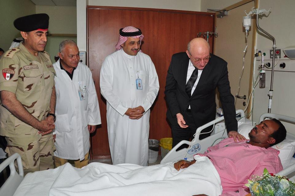 سفير مصر بالسعودية يزور المصابين (3)