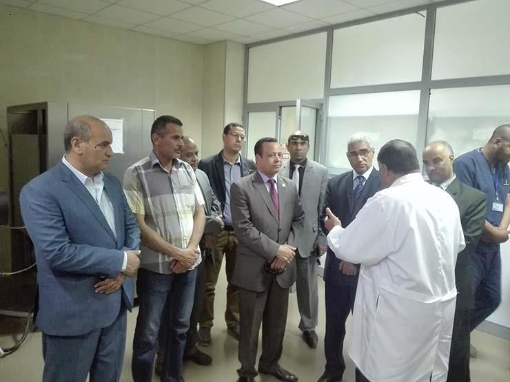 الدكتور عباس منصور يزور مستشفى التأمين الصحي بقنا (1)