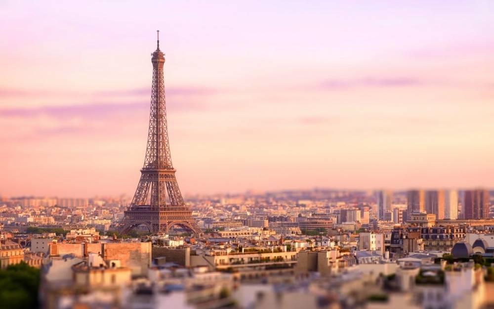 9-برج إيفل في العاصمة الفرنسية باريس