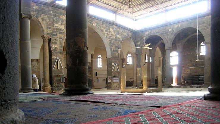 Mosque_of_umar,_bosra,_syria,_easter_2004