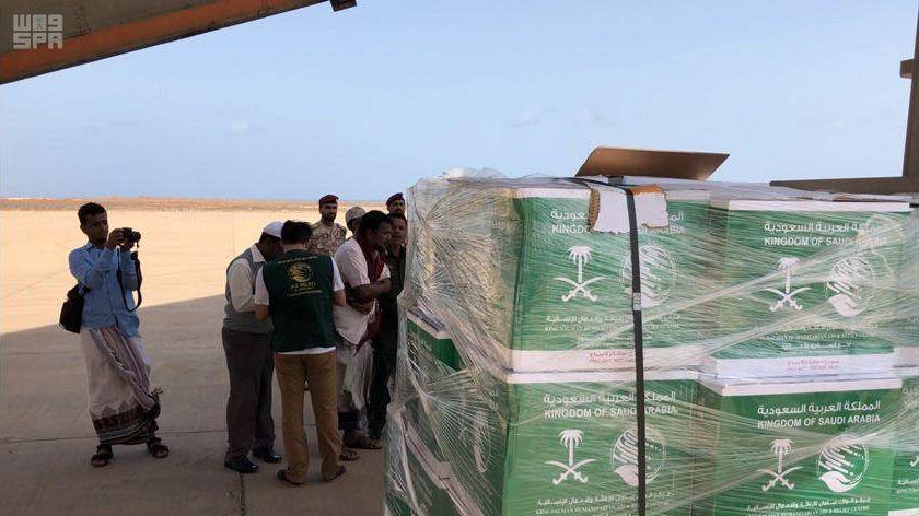 أول طائرة إغاثة سعودية في سقطرى بعد الإعصار