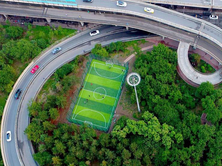 ملعب لكرة القدم يقع وسط جسر في مقاطعة لياونينج في شنيانج شمال شرق الصين