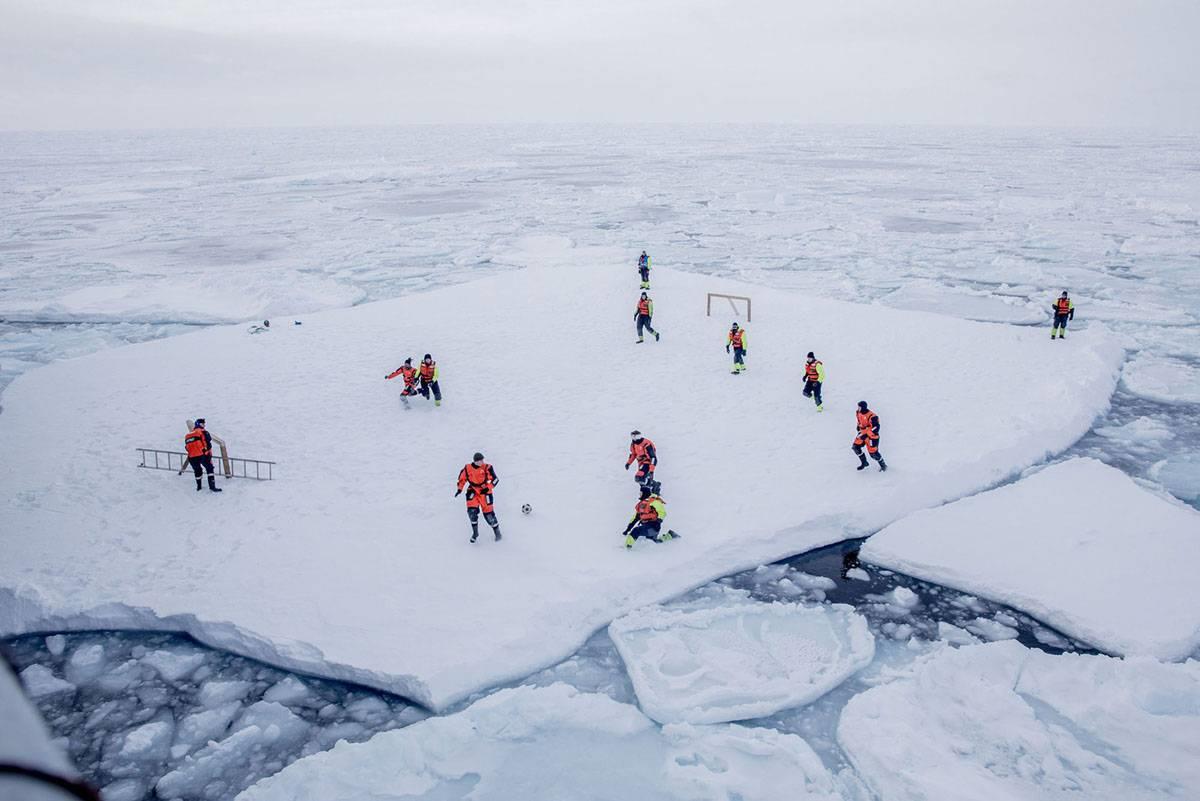 القوات البحرية النروجية والعلماء من المعهد النروجي للبحوث البحرية، يلعبون كرة القدم في البحر حول غرينلاند