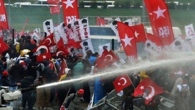 شهدت السنوات الأخيرة من حكم أردوغان لتركيا تقلبات سياسية حادة وصدامات بين السلطة والمعارضة