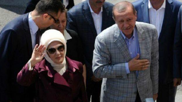 ترتدي زوجة أردوغان الحجاب في الزيارات والمناسبات الرسمية أثناء ظهورها معه