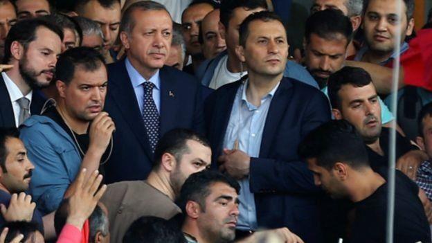 ظهر أردوغان بين مؤيديه في مطار أتاتورك بعد ساعات من بدء محاولة الانقلاب