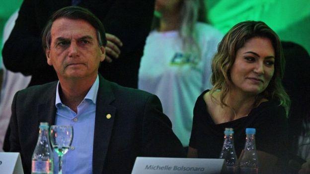يائير بولسونارو وزوجته ميشيل بولسونارو في حفل افتتاح الحملة الدعائية لترشحه للرئاسة البرازيلية