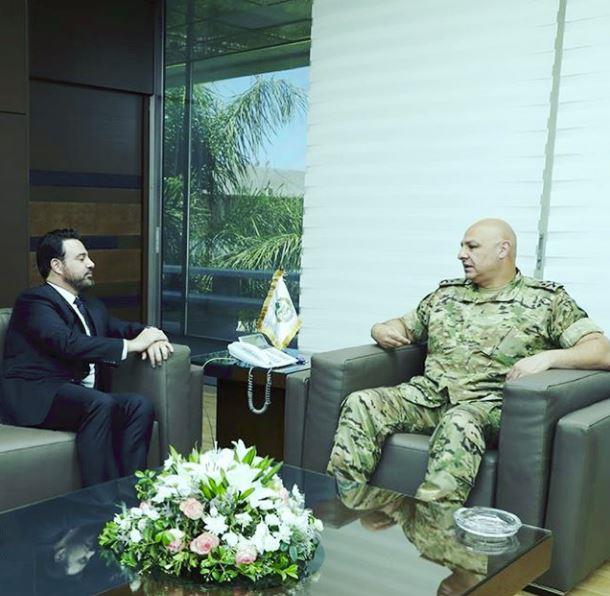 عاصي الحلاني برفقة قائد الجيش اللبناني (2)