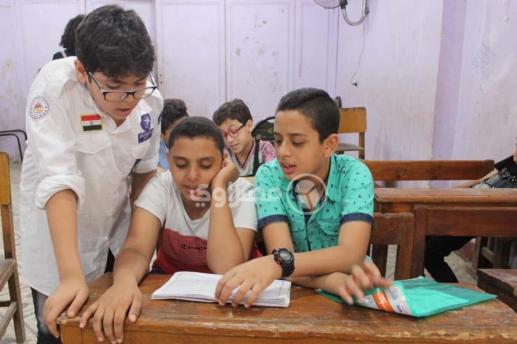 طلاب يرددون الألحان في مدرسة كنيسة العذراء-صورة2