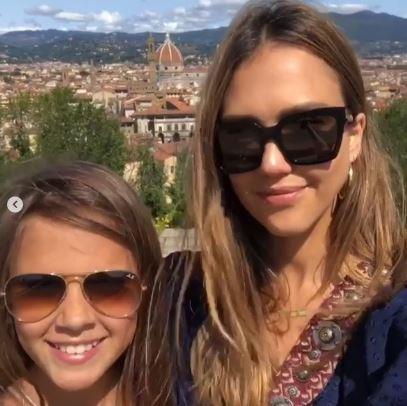 جيسيكا ألبا مع إبنتها في إيطاليا