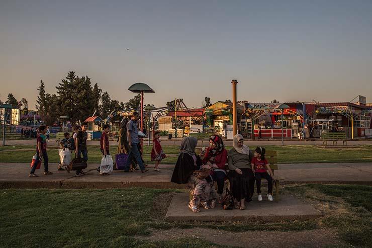 صورة 8 - عائلات يخرجن للتمتع بالحدائق بعد انهيار تنظيم داعش