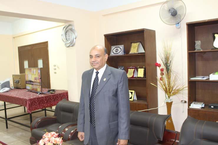 الاستاذ الدكتور عاطف أبو الوفا رئيس جامعة الوادي الجديد (9)