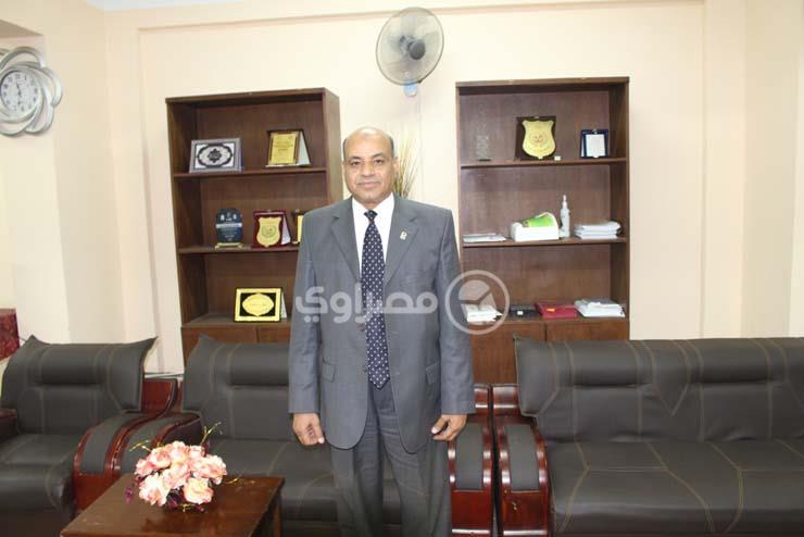 الاستاذ الدكتور عاطف أبو الوفا رئيس جامعة الوادي الجديد (8)