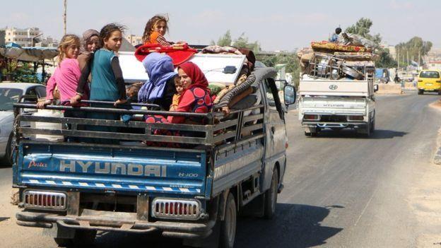 سوريون يتجهون إلى شمال محافظة إدلب