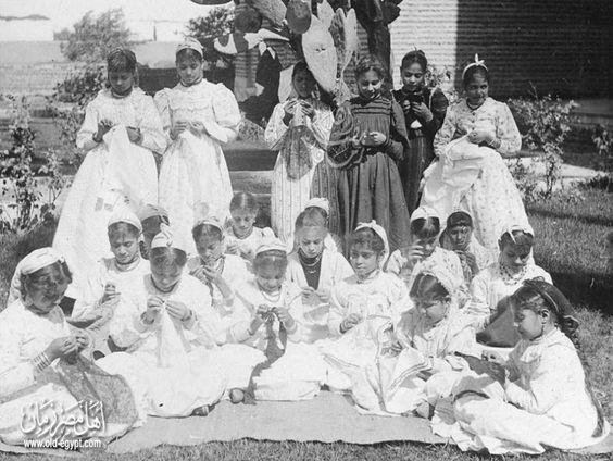 فتيات من أسيوط يتعلمن الحياكة في المدرسة سنة 1903