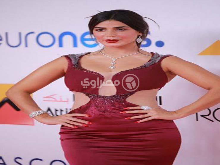 إطلالة جريئة للفنانة رنيا منصور