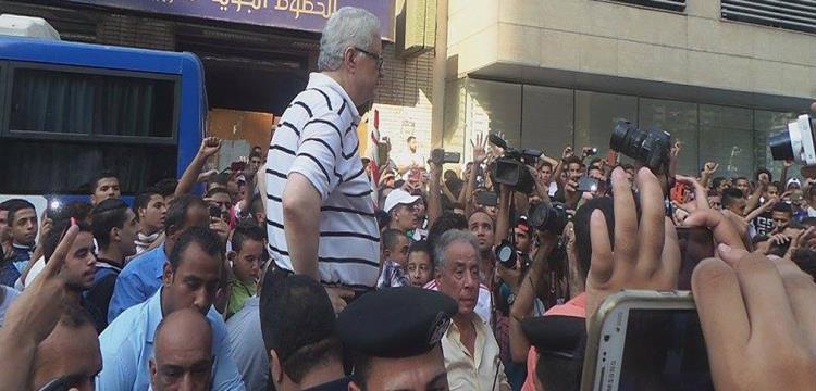 مرتضى منصور أثناء التفاوض مع الجمهور