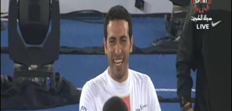 أبو تريكة أثناء نزوله لأرض الملعب
