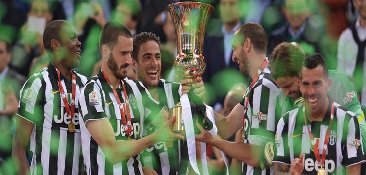 لاعبو يوفنتوس يحملون الكأس