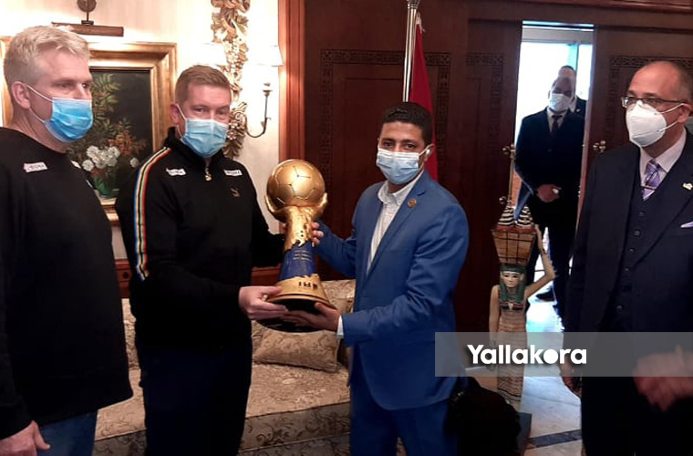 وصول كأس العالم لكرة اليد لمطار القاهرة