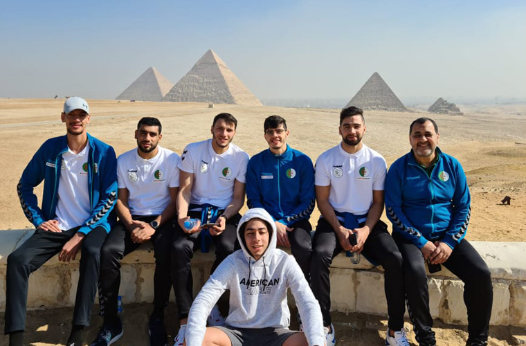 زيارة لاعبي الجزائر وآيسلندا لأهرامات الجيزة