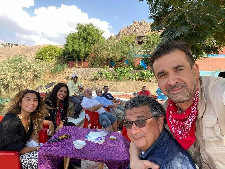 صورة| كريم عبدالعزيز والكدواني ودينا الشربيني في كواليس صورة| كريم عبدالعزيز والكدواني ودينا الشربيني في كواليس