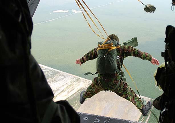 بالفيديو.. جندي بالمظلات يسقط من طائرة عسكرية