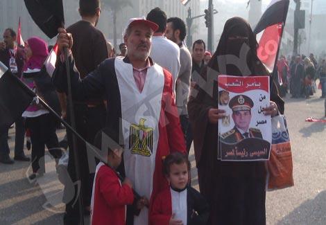 أسرة ''خلف الله''.. احتفلت في التحرير بجلباب بألوان العلم أسرة ''خلف الله''.. احتفلت في التحرير بجلباب بألوان العلم