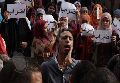 طلاب بكليات علوم يعترضون على تسمية ''فني'' ويطالبون بمسميات علمية طلاب بكليات علوم يعترضون على تسمية ''فني'' ويطالبون بمسميات علمية