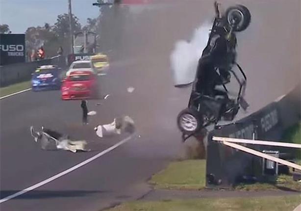 بالفيديو.. أسوأ حادث شهدته حلبات سباقات السيارات في 2015 بالفيديو.. أسوأ حادث شهدته حلبات سباقات السيارات في 2015