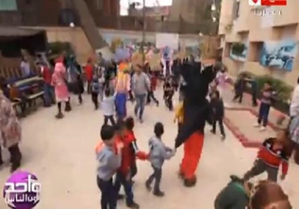 الإعلامي عمرو الليثي يرقص رقصة البطريق مع الأطفال في حفل مصراوى
