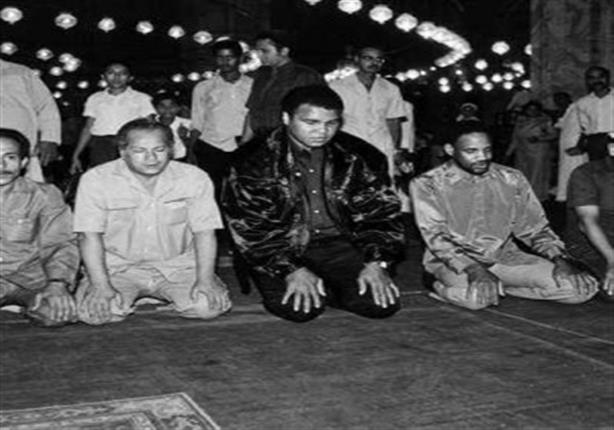 صورة نادرة محمد علي كلاي يصلي في مسجد محمد علي بالقاهرة مصراوى