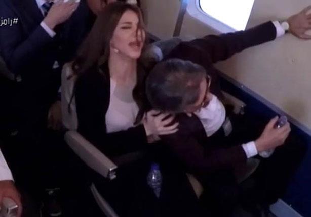 الذعر يسيطر على فريال يوسف في طائرة "رامز واكل الجو" الذعر يسيطر على فريال يوسف في طائرة "رامز واكل الجو"