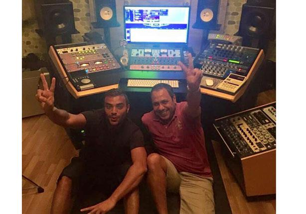 رامي صبري يتسلم "ماستر" ألبومه تمهيداً لطرحه رامي صبري يتسلم "ماستر" ألبومه تمهيداً لطرحه