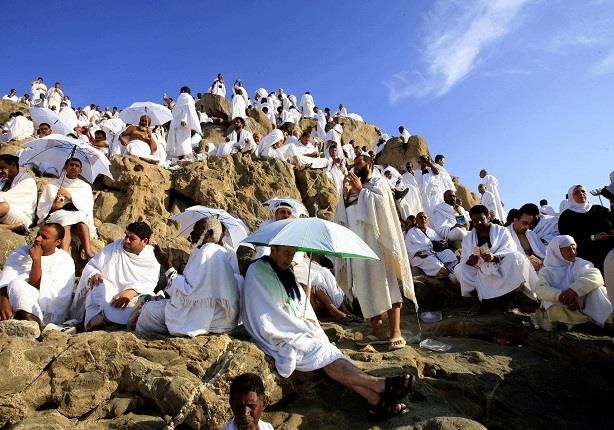 رغم حرارة الجو .. حجاج الجمعيات يحيون المشعر الأعظم بعرفات رغم حرارة الجو .. حجاج الجمعيات يحيون المشعر الأعظم بعرفات