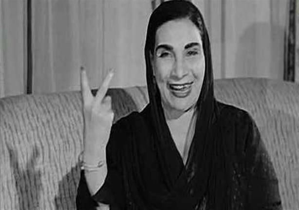 صورة نادرة لماري منيب بالشمسية على شاطئ الإسكندرية صورة نادرة لماري منيب بالشمسية على شاطئ الإسكندرية