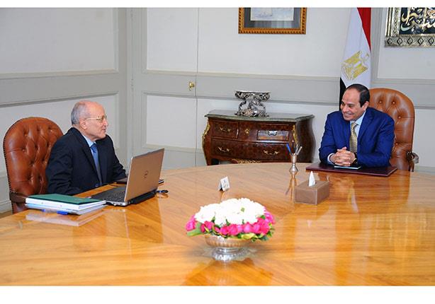 الرئيس السيسي يجتمع بوزير الإنتاج الحربي الرئيس السيسي يجتمع بوزير الإنتاج الحربي