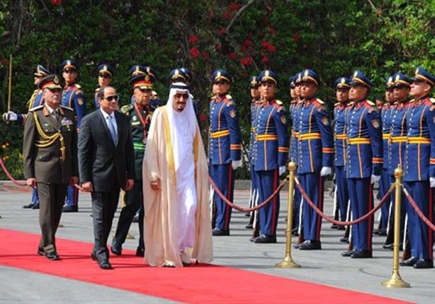 الرئيس السيسي يستقبل الملك سلمان بمطار شرم الشيخ الرئيس السيسي يستقبل الملك سلمان بمطار شرم الشيخ