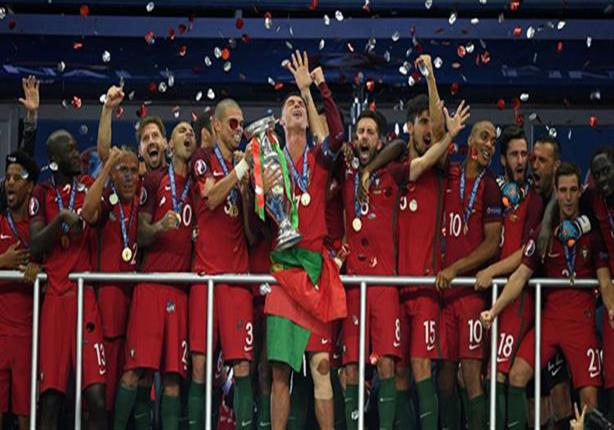 رئيس البرتغال يمنح وسام الشرف لرونالدو وزملائه بعد الفوز باليورو رئيس البرتغال يمنح وسام الشرف لرونالدو وزملائه بعد الفوز باليورو