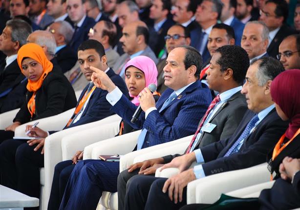 فيديوهات وصور.. 5 لفتات إنسانية للسيسي في أسوان: "قبل رأس شاب.. وسقا مُسنة" فيديوهات وصور.. 5 لفتات إنسانية للسيسي في أسوان: "قبل رأس شاب.. وسقا مُسنة"