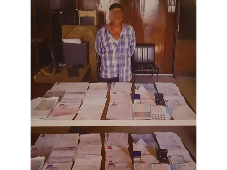 ضبط عاطل قلَد خاتم شعار الجمهورية لتزوير مستندات حكومية بشبرا ضبط عاطل قلَد خاتم شعار الجمهورية لتزوير مستندات حكومية بشبرا