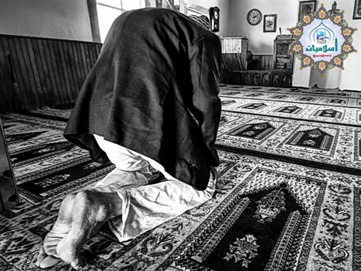 ما حكم الشرع في صلاة العاجز الذى علق بثوبه النجس؟ ما حكم الشرع في صلاة العاجز الذى علق بثوبه النجس؟