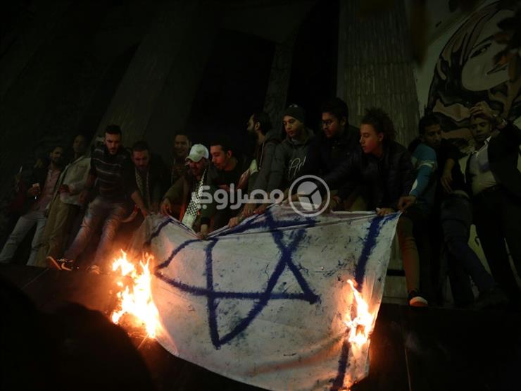 الأمن يغلق شارع نقابة الصحفيين بالتزامن مع الوقفة الاحتجاجية الأمن يغلق شارع نقابة الصحفيين بالتزامن مع الوقفة الاحتجاجية