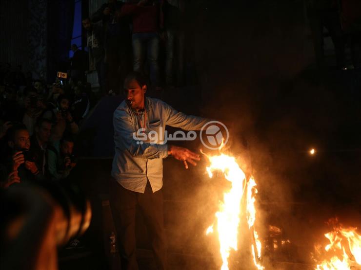 متظاهرو نقابة الصحفيين يفضون وقفتهم بعد القبض على 4 مشاركين متظاهرو نقابة الصحفيين يفضون وقفتهم بعد القبض على 4 مشاركين