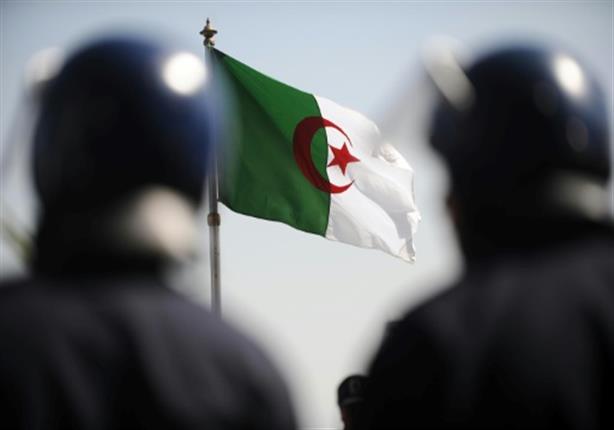 الشرطة الجزائرية تنسحب من باحة البريد المركزي بالعاصمة تحت ضغط المتظاهرين الشرطة الجزائرية تنسحب من باحة البريد المركزي بالعاصمة تحت ضغط المتظاهرين