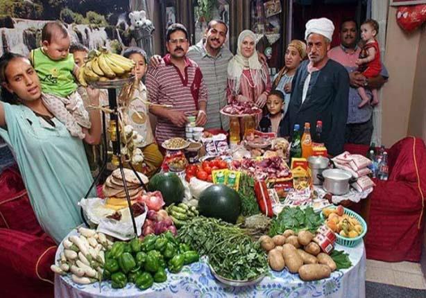 مصور عالمى يرصد: أسرة مصرية من 12 فردا تحتاج 1200 جنيه لطعامها فى أسبوع مصور عالمى يرصد: أسرة مصرية من 12 فردا تحتاج 1200 جنيه لطعامها فى أسبوع