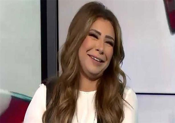 بالفيديو.. طفل يضع مذيعة العربية في موقف محرج على الهواء مباشرًة بالفيديو.. طفل يضع مذيعة العربية في موقف محرج على الهواء مباشرًة