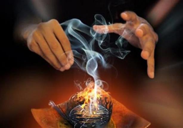 ارتكب معها الرذيلة بحجة علاجها من العقم.. سيدة تشوه وجه دجال بماء النار ارتكب معها الرذيلة بحجة علاجها من العقم.. سيدة تشوه وجه دجال بماء النار